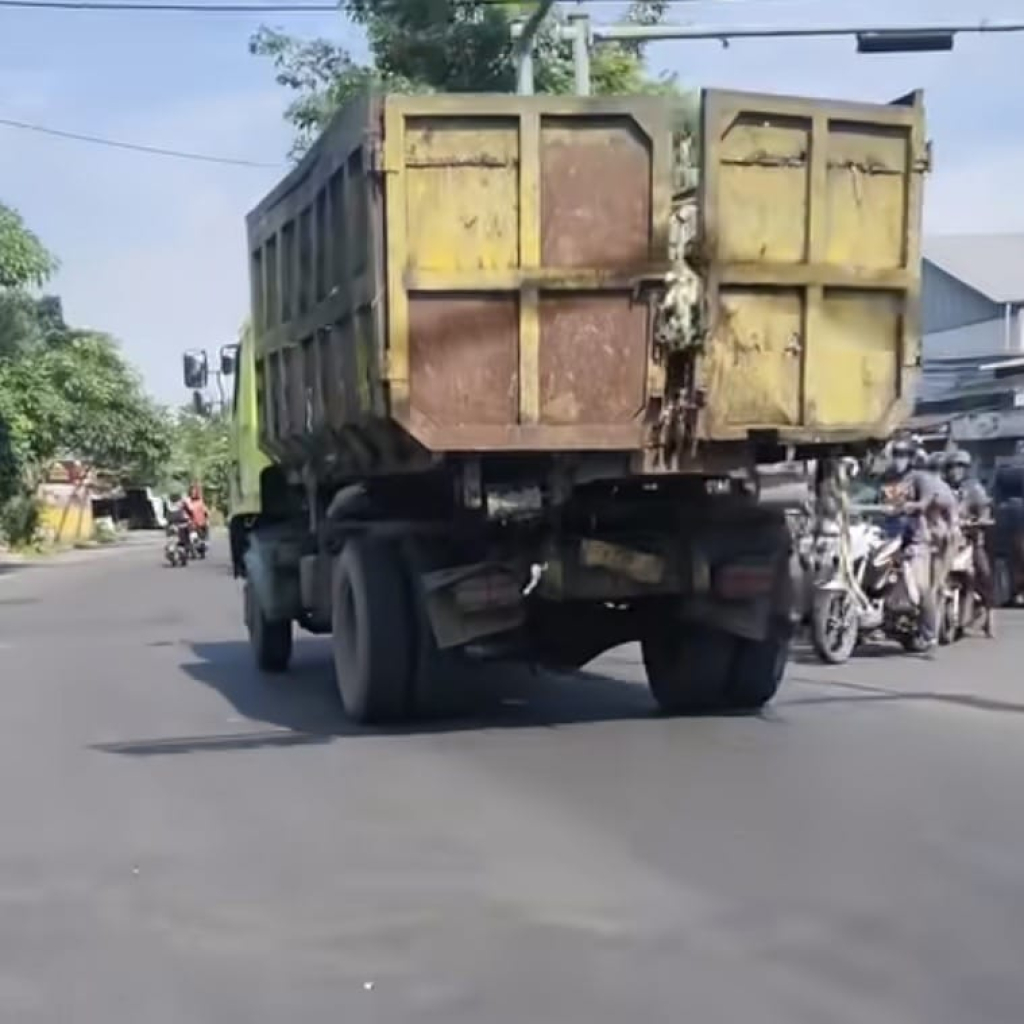 Viral Truk Bawa Sampah Berserakan, DLH Surabaya: Armada Pengangkut Wajib Tertutup dan Laik Jalan