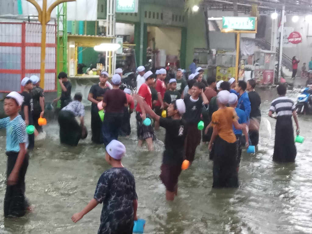 Empat Bulan Terendam, Ratusan Santri di Lamongan kerja bakti Kuras Banjir  Pakai Gayung dan Timba