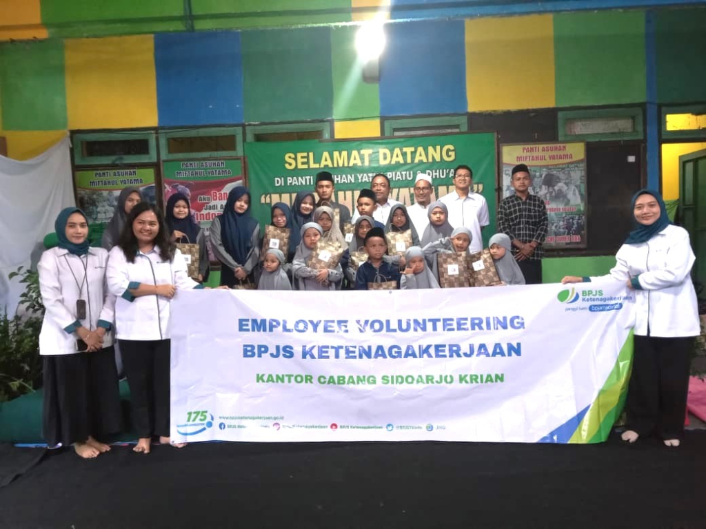 Employee Volunteering, BPJS Ketenagakerjaan Sidoarjo Krian Berbagi Bahagia di Panti Asuhan