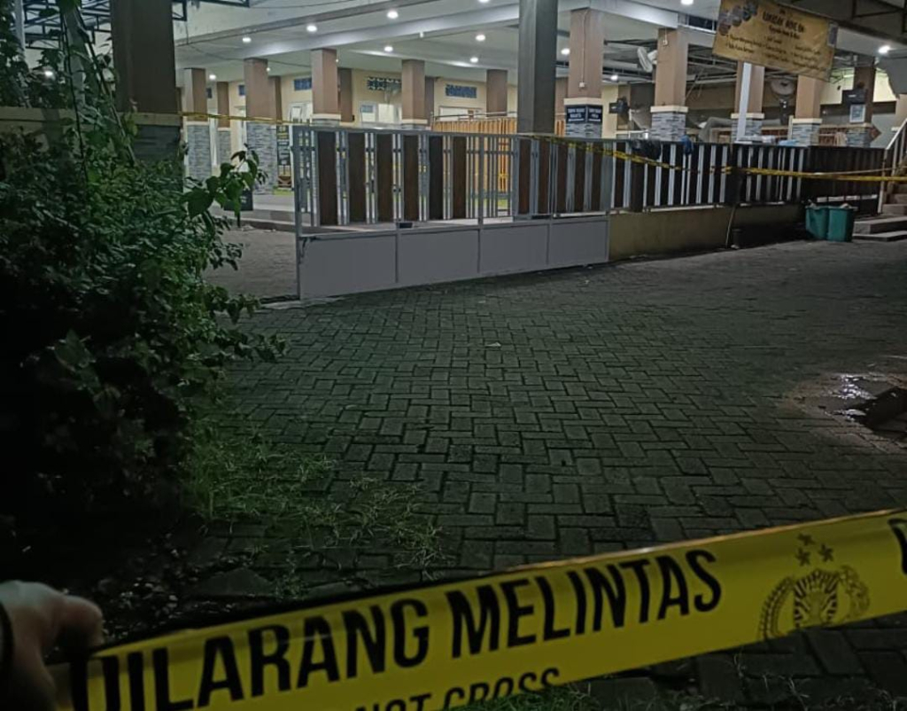 Polisi Temukan Papan Besi di Lokasi Ledakan Masjid Pesona Regency Jember