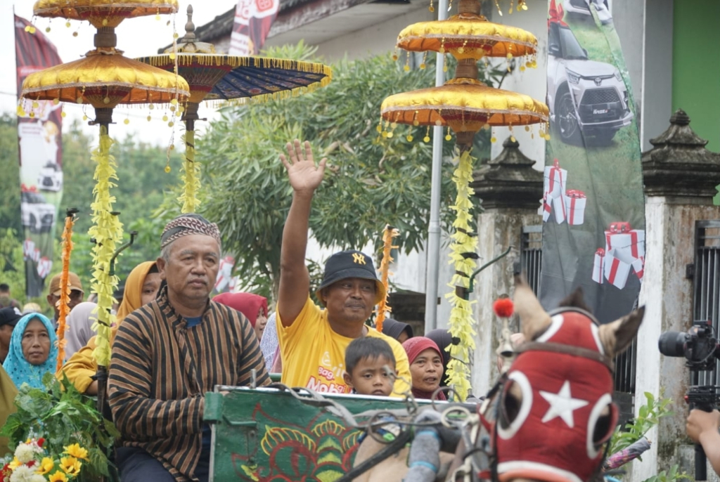 Warga Mantup Dapat Mobil dari Viu & Telkomsel, Diarak Meriah dengan Tradisi Lokal di Lamongan