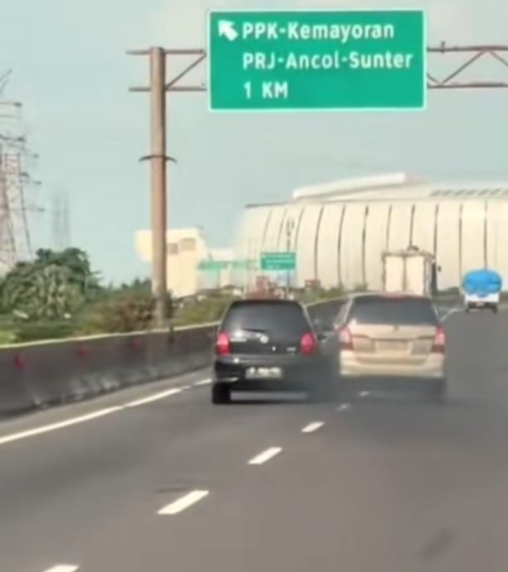 Viral! Grand Livina vs Innova di Ruas Tol Kemayoran, Polisi: Masih Dalam Penyelidikan 