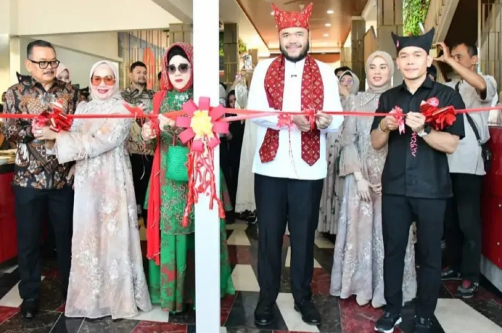 Wali Kota Padang Resmikan Takana Nasi Padang Resto, Serap 80 Tenaga Kerja