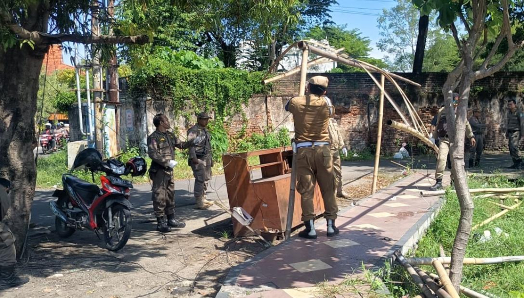 Tak Indahkan Surat Edaran, Sejumlah Lapak PKL di Ponorogo Ditertibkan