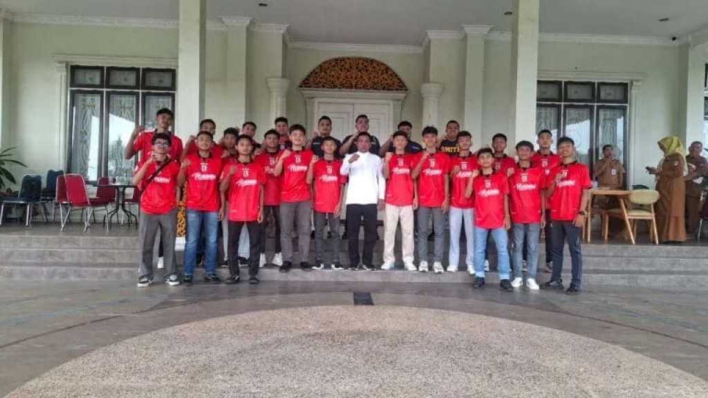 Lepas 17 Atlet Futsal ke Kejurda Piala Gubernur, Bupati Zukri: Jaga Nama Baik Pelalawan 