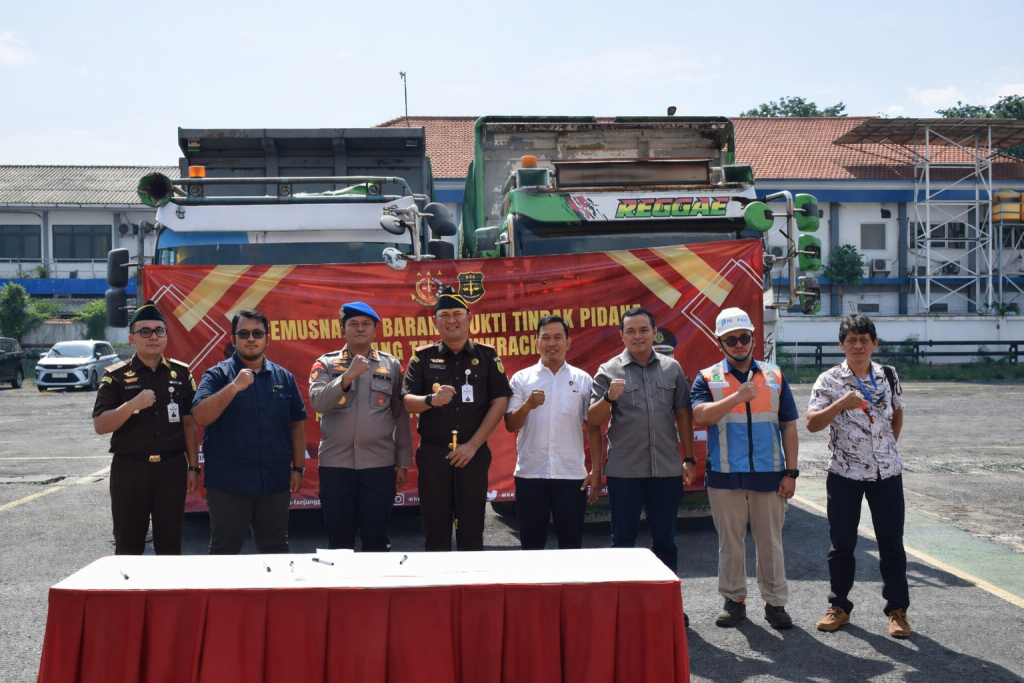 Jaga Ketahanan Pangan, Kejari Tanjung Perak Musnahkan 100 Ton Pupuk Ilegal