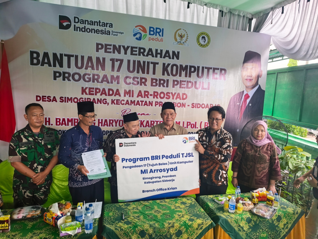 BRI Kanca Krian Salurkan Bantuan 17 Unit Komputer ke MI Ar-Rosyad Prambon