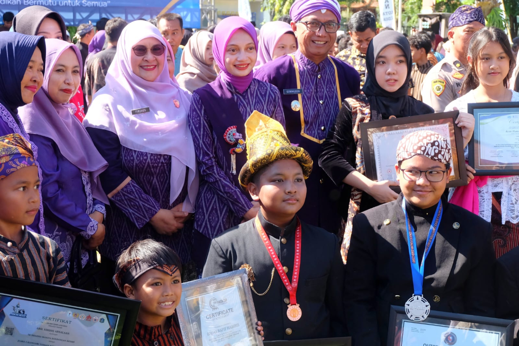 Hardiknas 2026 di Kota Kediri: Perkuat Sekolah Aman, Puluhan Siswa Berprestasi Diganjar Penghargaan