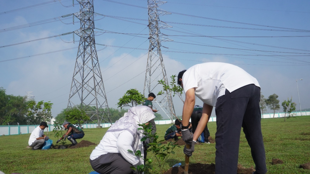 Peringati Hari Bumi, PLN UIT JBM Tanam Pohon dan Perkuat Program GI Andal di GI Jatigedong