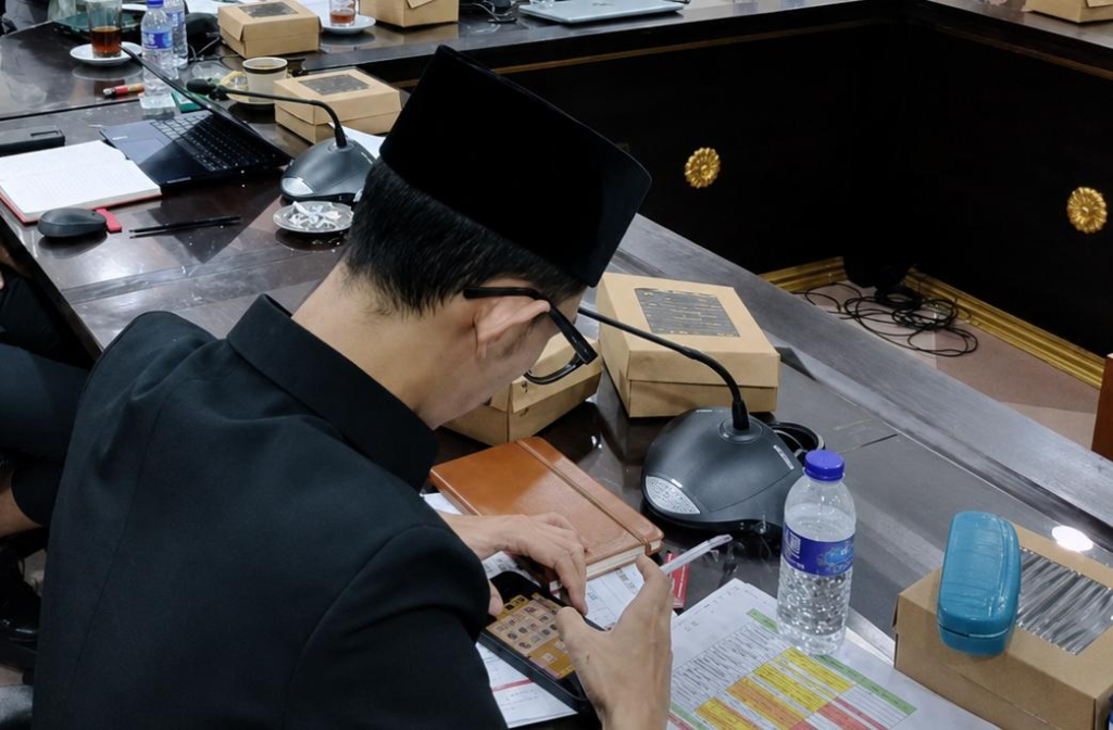 Main Game dan Merokok Saat Bahas Stunting, Anggota DPRD Jember Terancam Sanksi Etik dan Disiplin Partai