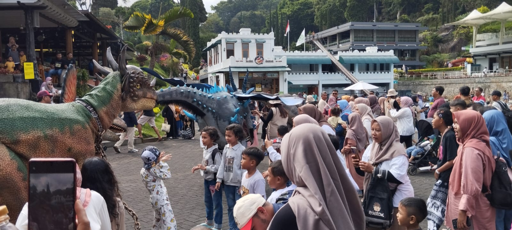 Atraksi Dino Kostum Jadi Daya Tarik Baru, Wisatawan Puas Berlibur di Selecta