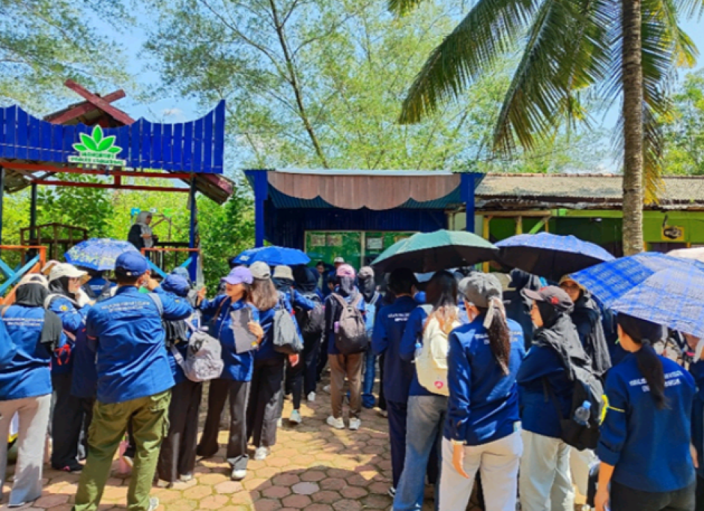 Mahasiswa Agrobisnis Perikanan FPIK UB Dalami Pengelolaan Ekowisata Mangrove dan Pantai di Trenggalek