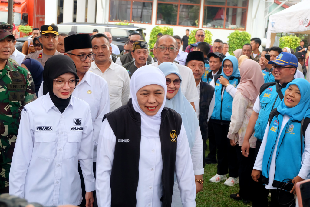 Khofifah Salurkan Rp1,819 Miliar Bansos di Kota Kediri, Buruh hingga Lansia Jadi Sasaran