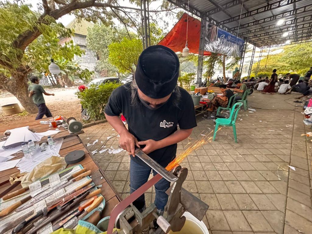 Ponpes Lirboyo Gandeng Juleha Asah Pisau Kurban Gratis Jelang Idul Adha