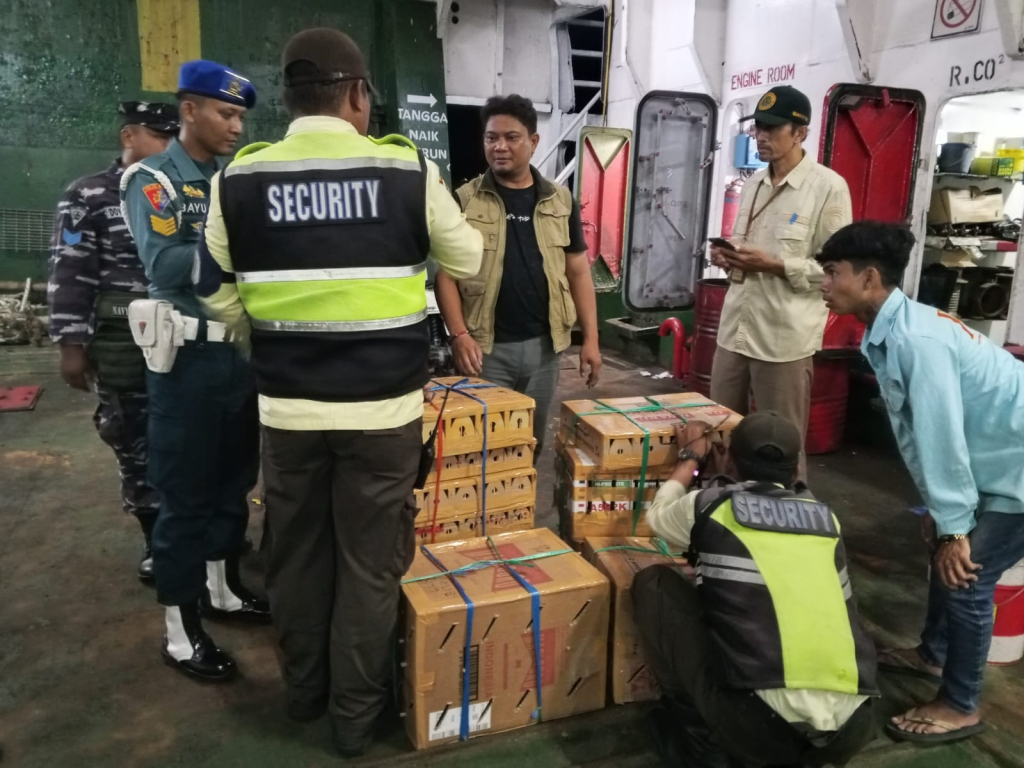Barantin Gagalkan Penyelundupan 493 Burung di Pelabuhan Ketapang