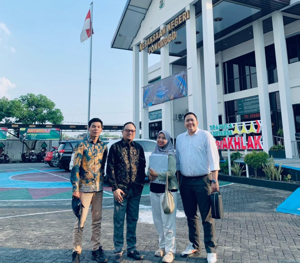 Toni Ahmadi Serahkan Uang Pengganti Kasus Korupsi Aset Desa Jenangan Rp 349,7 Juta ke Kejari Ponorogo