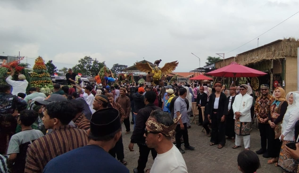 Ribuan Warga Berebut Hasil Bumi dalam Tradisi Ngurak Berkat, Wujud Syukur Selamatan Desa Bumiaji