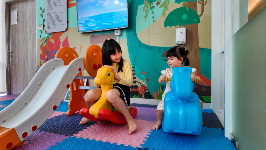 Isi Liburan Sekolah, HARRIS Bundaran Satelit Gelar Kelas Melukis hingga Baby Swimming