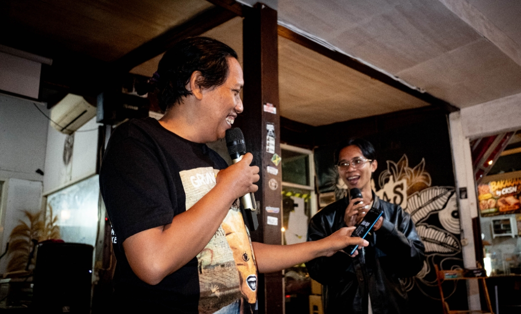 Cahya Vedder dan Fris yang memandu acara dengan penuh humor.