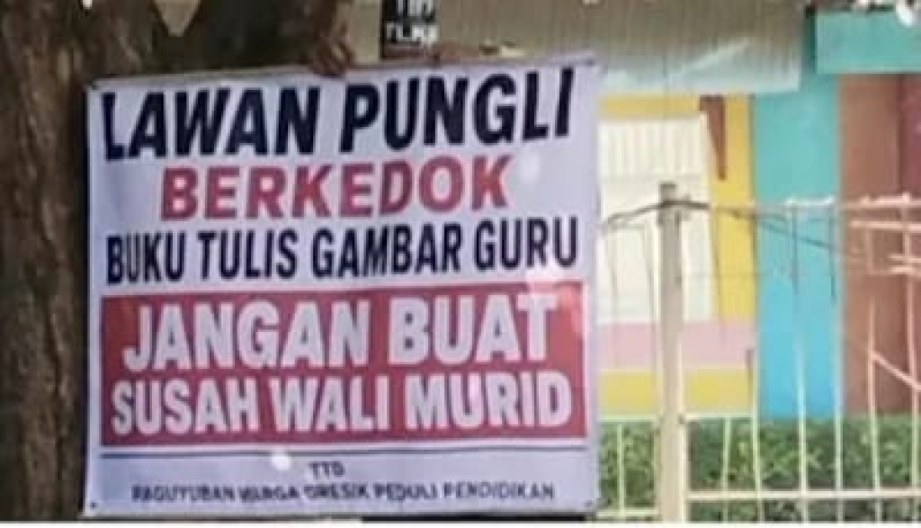 Dugaan Pungli Berkedok Penjualan Buku Tulis di SD Gresik Disorot, Wali Murid Pasang Spanduk Protes