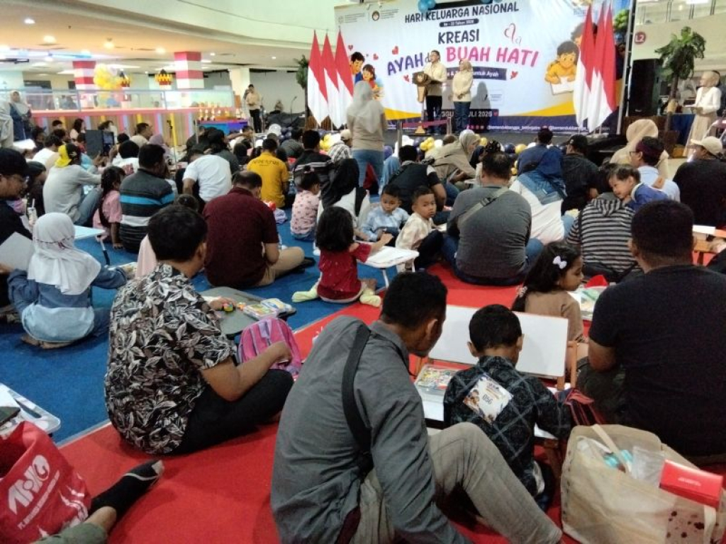 Ratusan Anak Menulis Surat Cinta untuk Ayah, di Peringatan Harganas Gelaran BKKBN Jatim