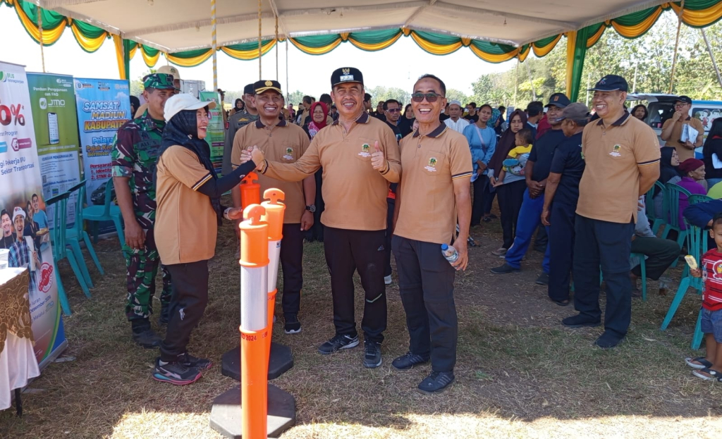 Dishub Kabupaten Madiun, Serahkan Lima Stick cone Lalu Lintas untuk Desa Dempelan di Bahana Bersahaja 2026