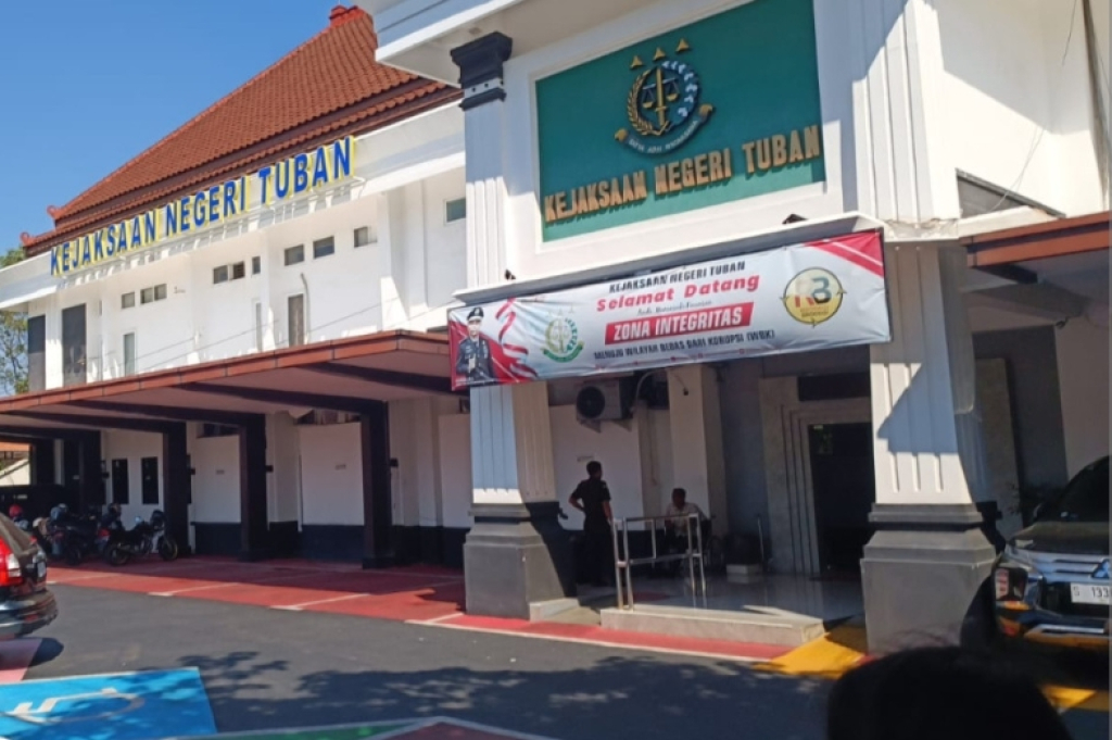 Terkait Pencopotan Kajari Tuban dkk, Pelapor sekaligus Pelaku Umroh, Jaksa yang Memeriksa Bungkam