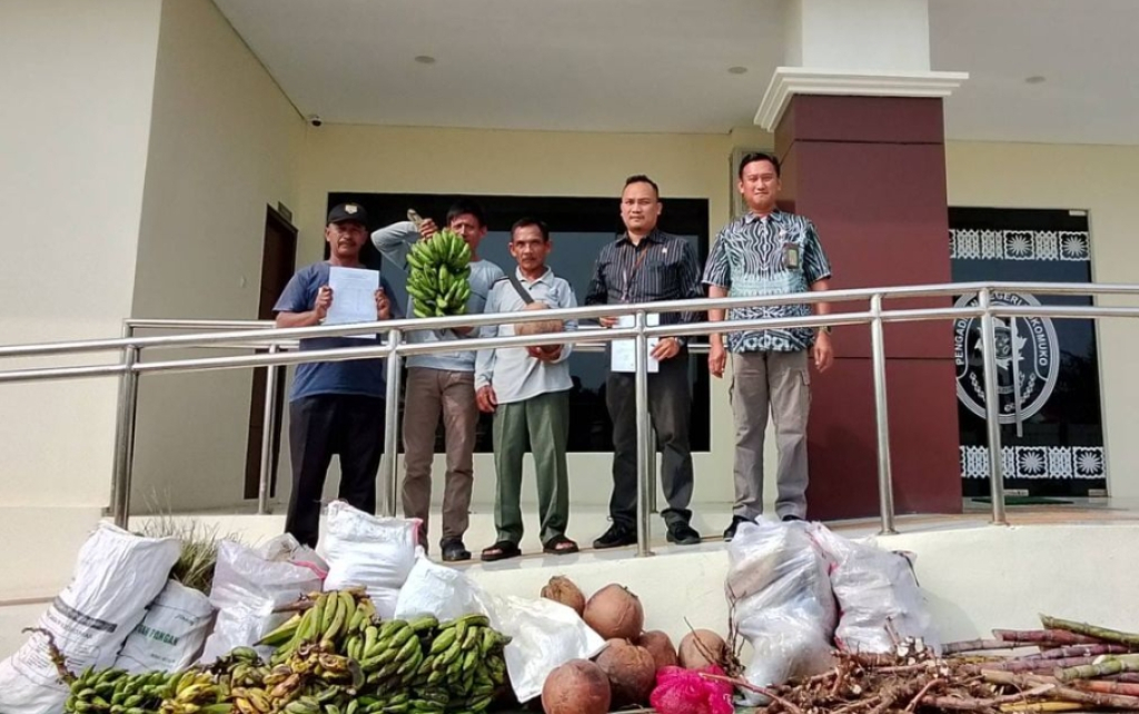 Didenda Rp3 Miliar, 3 Petani Datang ke Pengadilan Bawa Ubi, Pisang, dan Kelapa untuk Bayar
