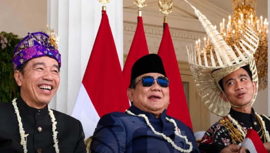 Prabowo Diapit Gibran dan Jokowi, Pertanda Apa?