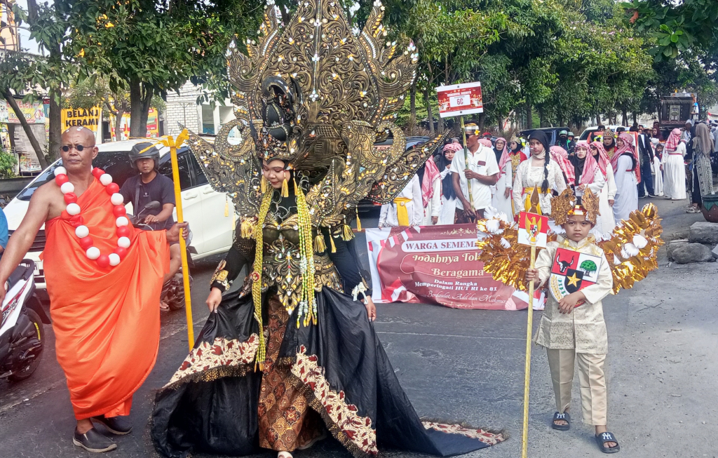 Karnaval Peringatan HUT RI ke-81, Warga Gang VI C Sememi Jaya Kompak Tampilkan Toleransi Beragama