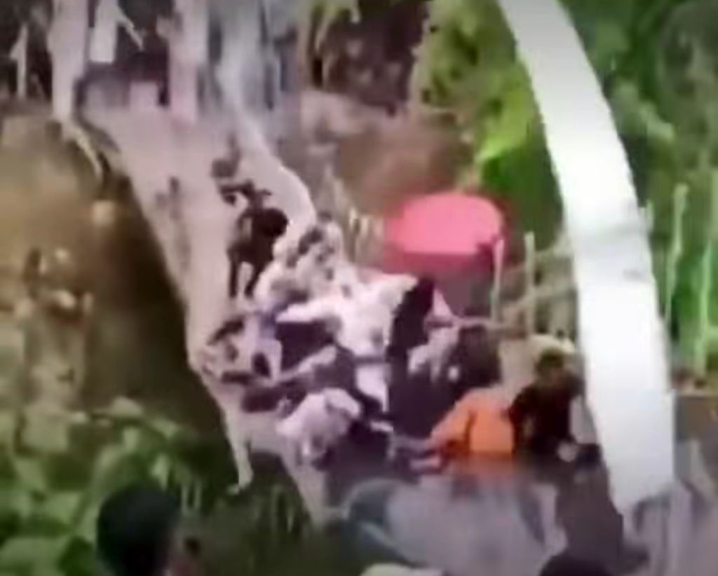Baru Saja Diresmikan, Jembatan Gantung Anjlok saat Dilewati Rombongan Bupati Pangandaran