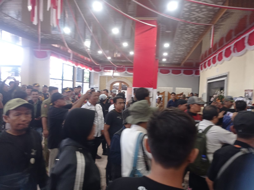 Aksi Tolak Utang Pemkab Jember Ricuh, Peserta Mengaku Dicekik Oknum Kades di Gedung DPRD