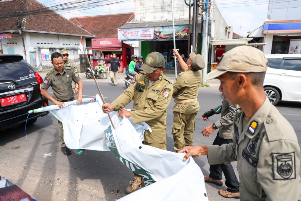 Pemkab Jember Tertibkan Puluhan Banner dan Baliho Ilegal, Sasar Jalan Utama hingga Kawasan Kampus