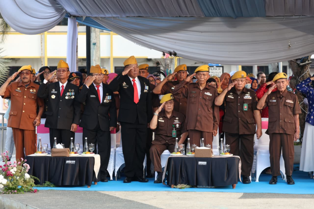 Pejabat Berdiri di Terik Matahari, Veteran dan Balita Dapat Tenda di Upacara HUT RI Jember