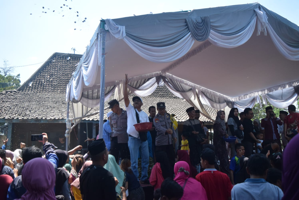Warga Antusias Berebut Puluhan Juta Uang Koin, Dalam Grebeg Maulud di Kedondong Madiun