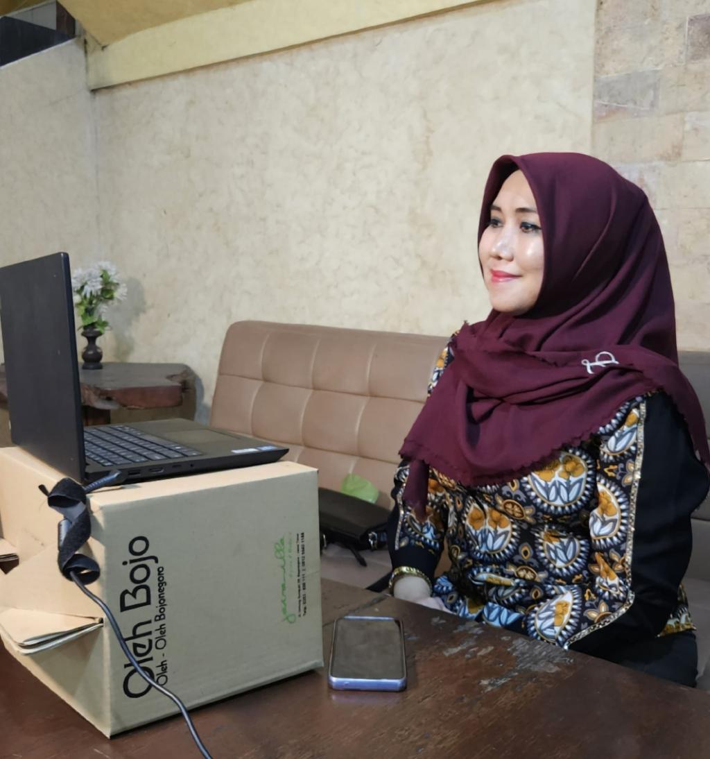 Ning Lia, Menyusuri Jalan Panjang dari Tiga Kampus hingga Senayan