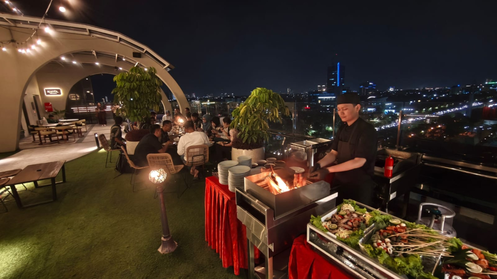 EXCOTEL Design Hotel Surabaya Hadirkan Sunset Chill & Grill, Barbeque Sambil Nikmati City View 360 Derajat