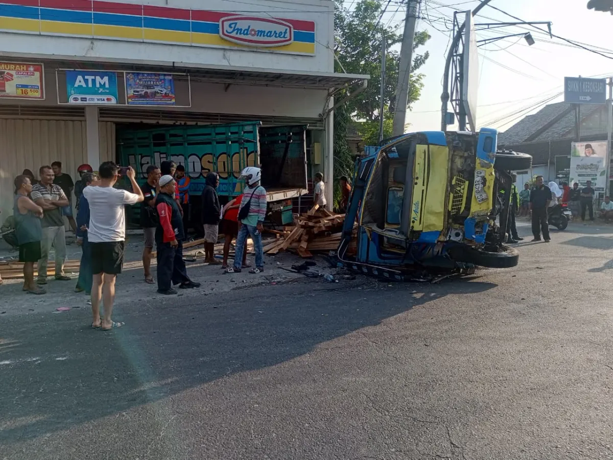 Dua Truk Tabrakan di Simpang Ngujur, Satu Terguling dan Satunya lagi Tabrak Indomaret