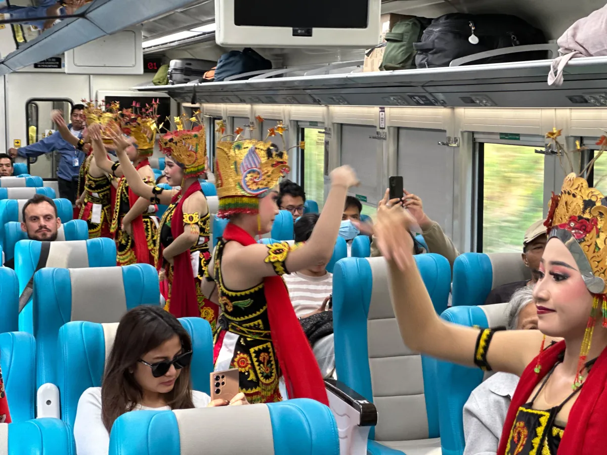 Tari Gandrung, Lenggak-lenggok di Atas Ular Besi 