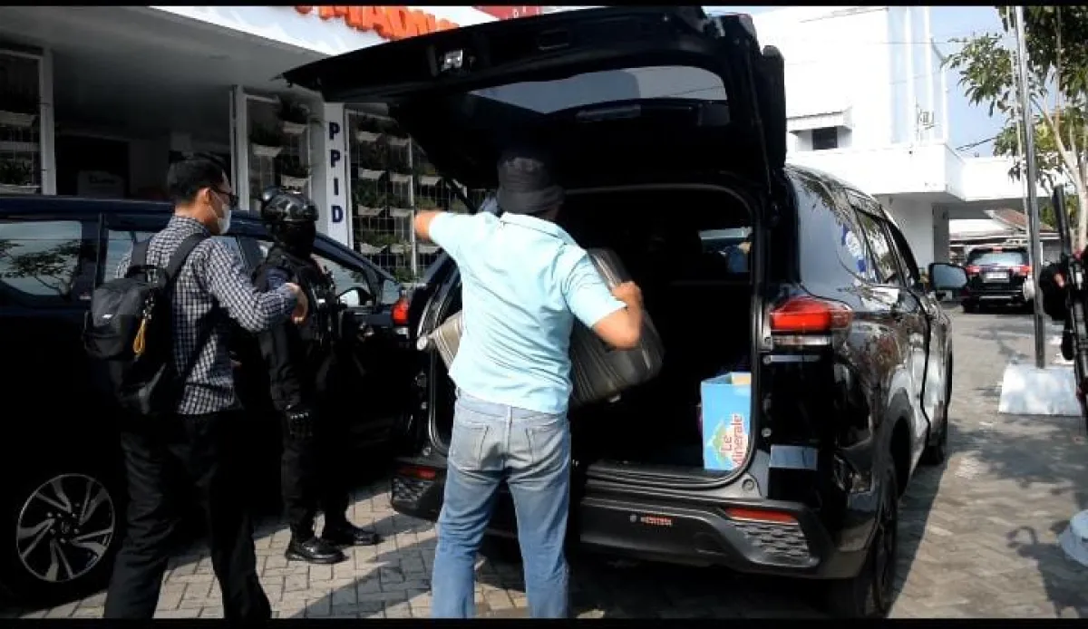 KPK Sita 3 Ponsel dari Penggeledahan Kantor Dinas Kominfo Kota Madiun ‎