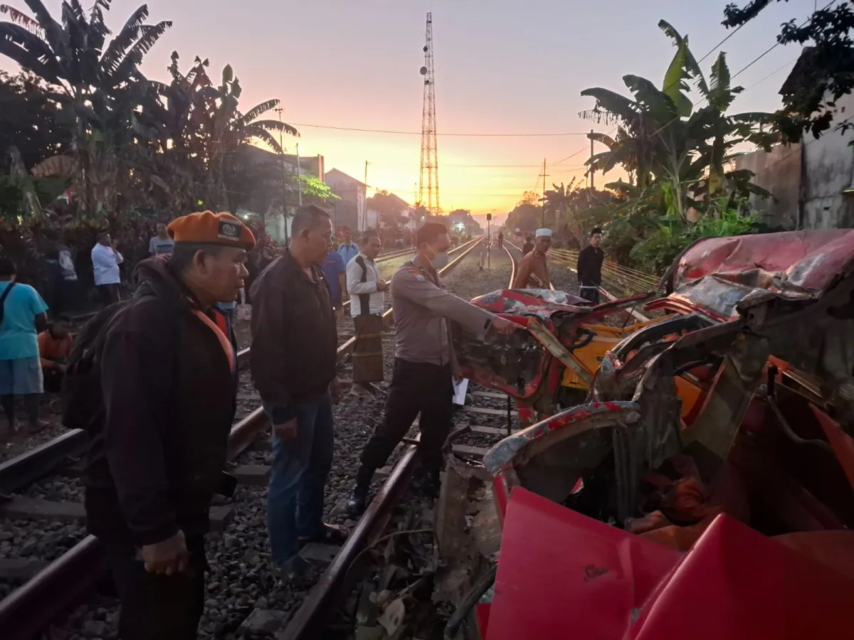 Mobil Mogok di Perlintasan Tanpa Palang Pintu, Pengemudi Tewas Ditabrak KA Wijaya Kusuma di Jember