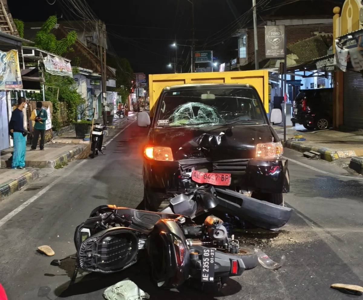 Suzuki APV dan Yamaha N-Max Tabrakan di Jalan Kapuas Kota Madiun, Pemotor Diduga Patah Tulang