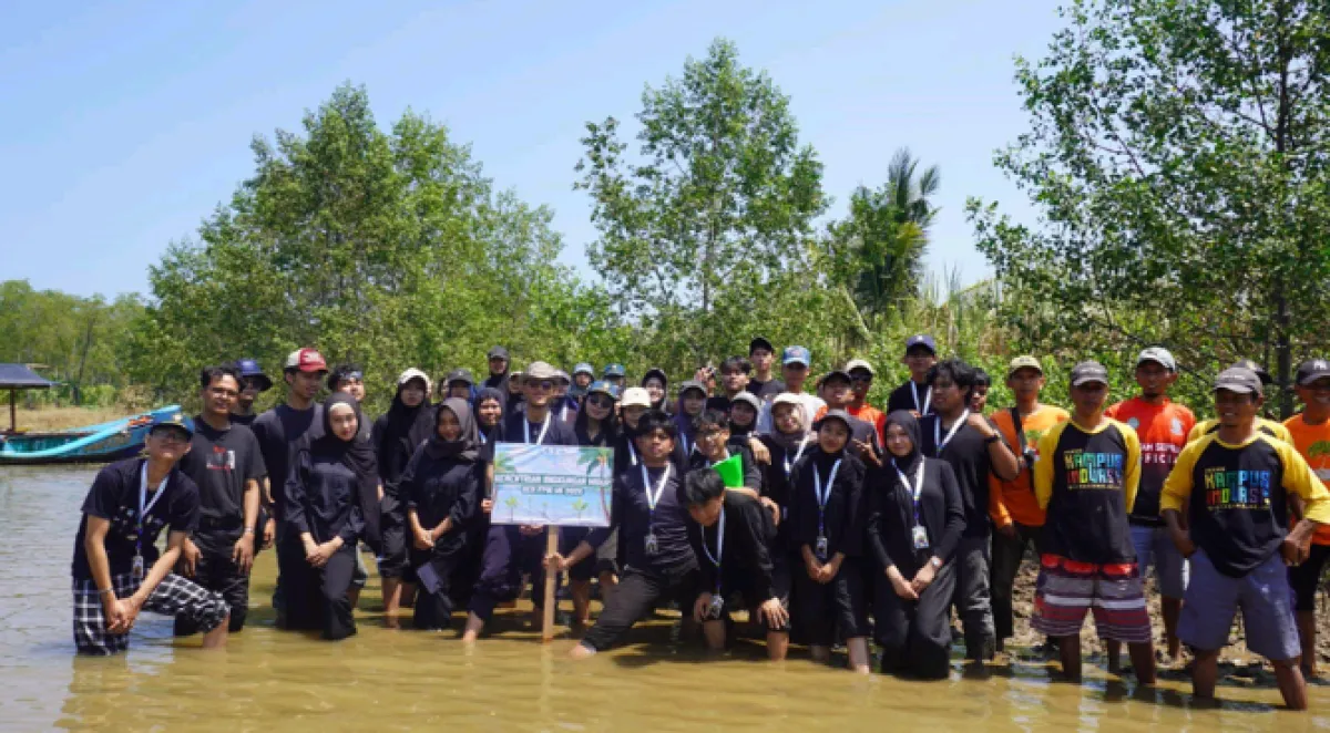 ESTUARY ROOTS: Mahasiswa FPIK UB Tanam Mangrove, Perkuat Ekosistem Pesisir Malang Selatan 