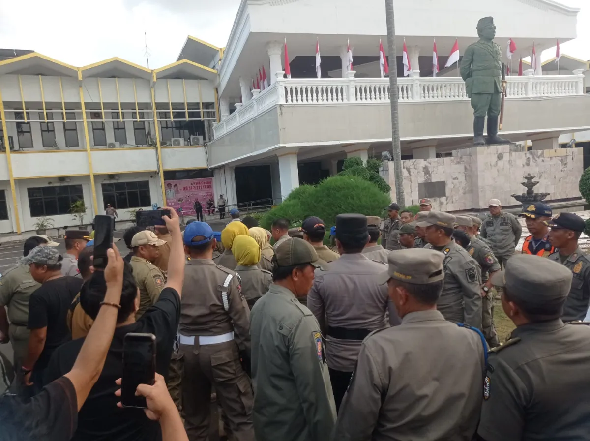 Kepala Dinas di Jember Pingsan Saat Didemo soal Pasar Tanjung, Massa Tetap Bertahan