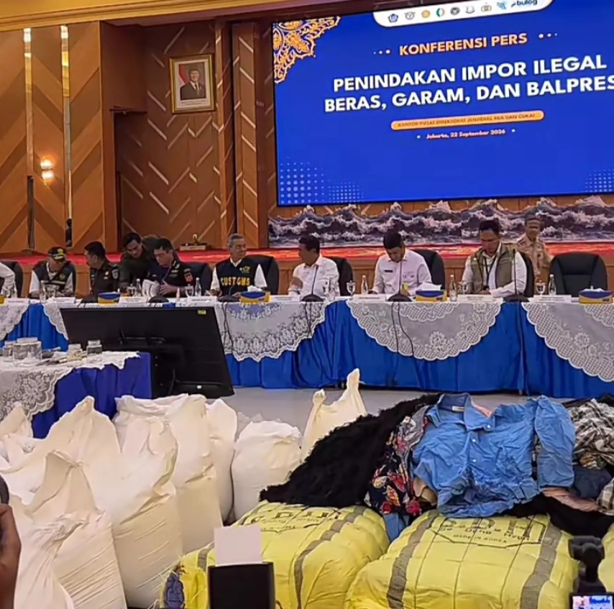 Bea Cukai Sikat Impor Ilegal RP27,33 Miliar: 30 Kontainer Beras & 1.435 Bele Pakaian Bekas Diamankan 