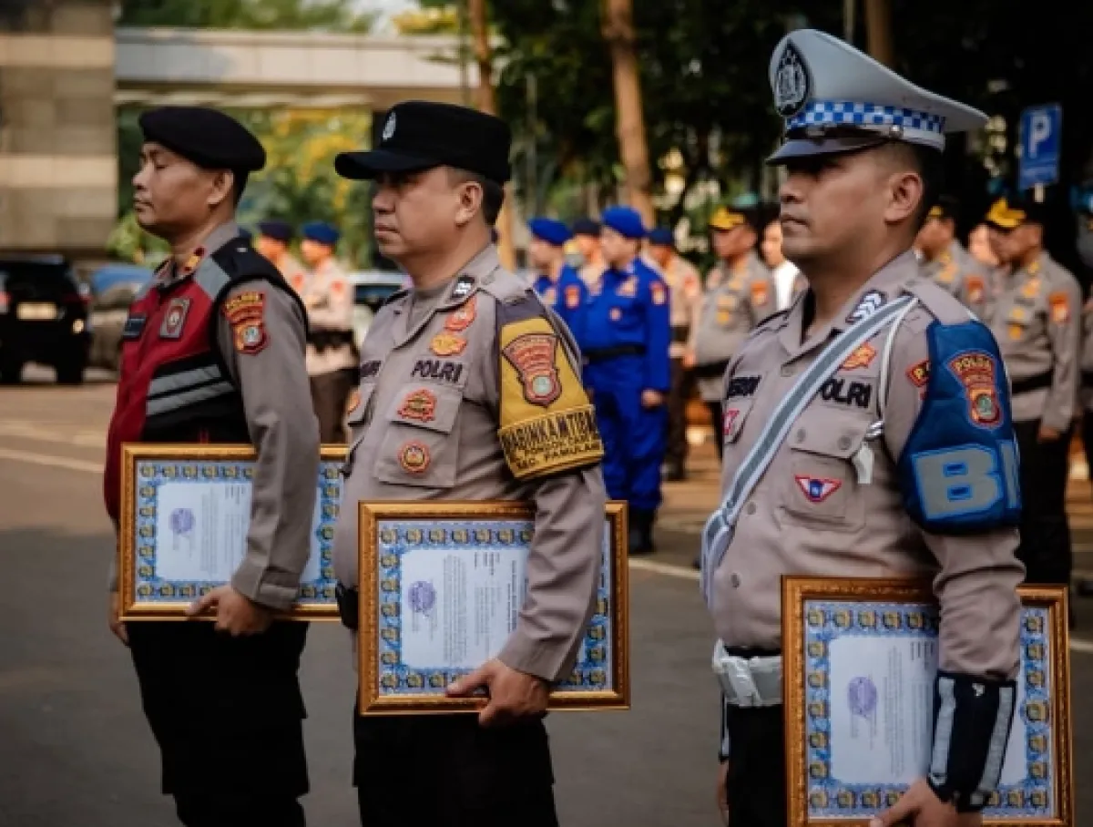3 Personel yang Tolong Warga Diganjar Penghargaan oleh Kapolda Metro Jaya