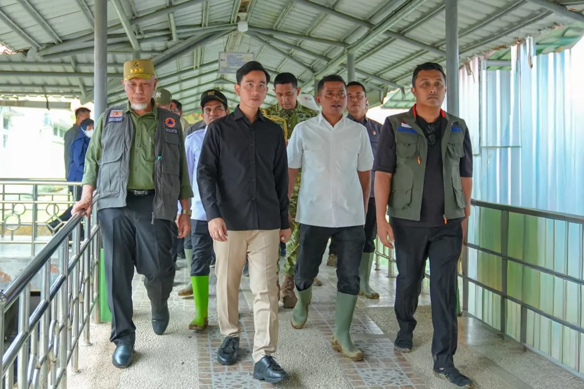 Didampingi Gubernur dan Wagub Sumbar, Wapres Gibran Jenguk Korban Banjir Bandang di RSUD Arosuka