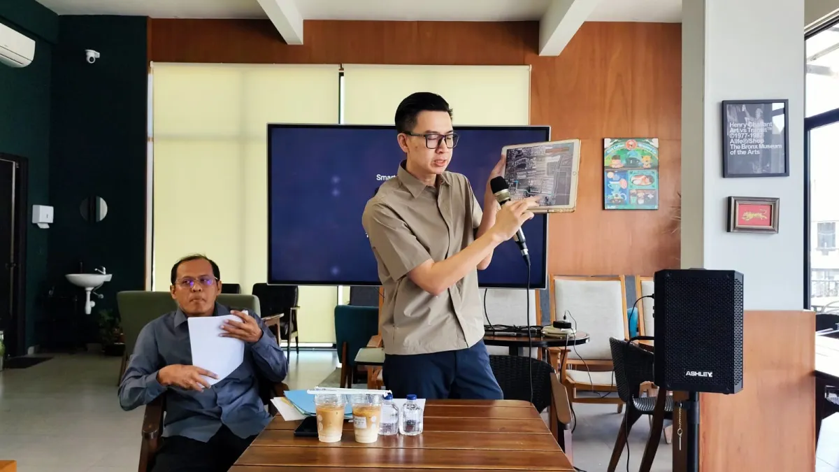 Kuasa Hukum PT Taman Timur Regensi Oktavianto Prasongko saat memberikan klarifikasi terkait tuntutan sempadan 7 meter di kawasan Keputih, Surabaya.