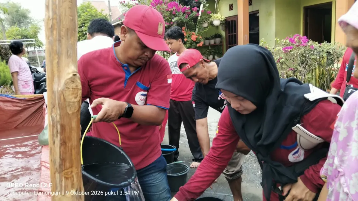 Kemarau Mencekik Warga Dampit, Cakrawala Keadilan dan SMSI Lamongan Salurkan 25 Ribu Liter Air Bersih
