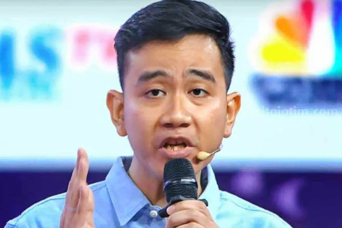 Feri Amsari Kritik Gibran: Harusnya Tegas Saja, Ada Ijazah SMA atau Tidak